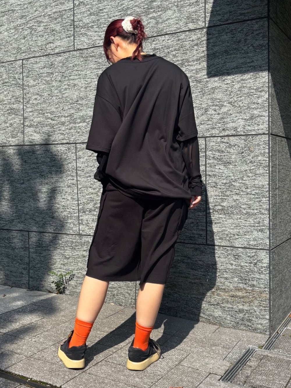 ブラック系のスウェットパンツ、ブラック系のTシャツ/カットソー、ブラック系のTシャツ/カットソーを着用したレディースの夏コーディネートの4枚目の写真