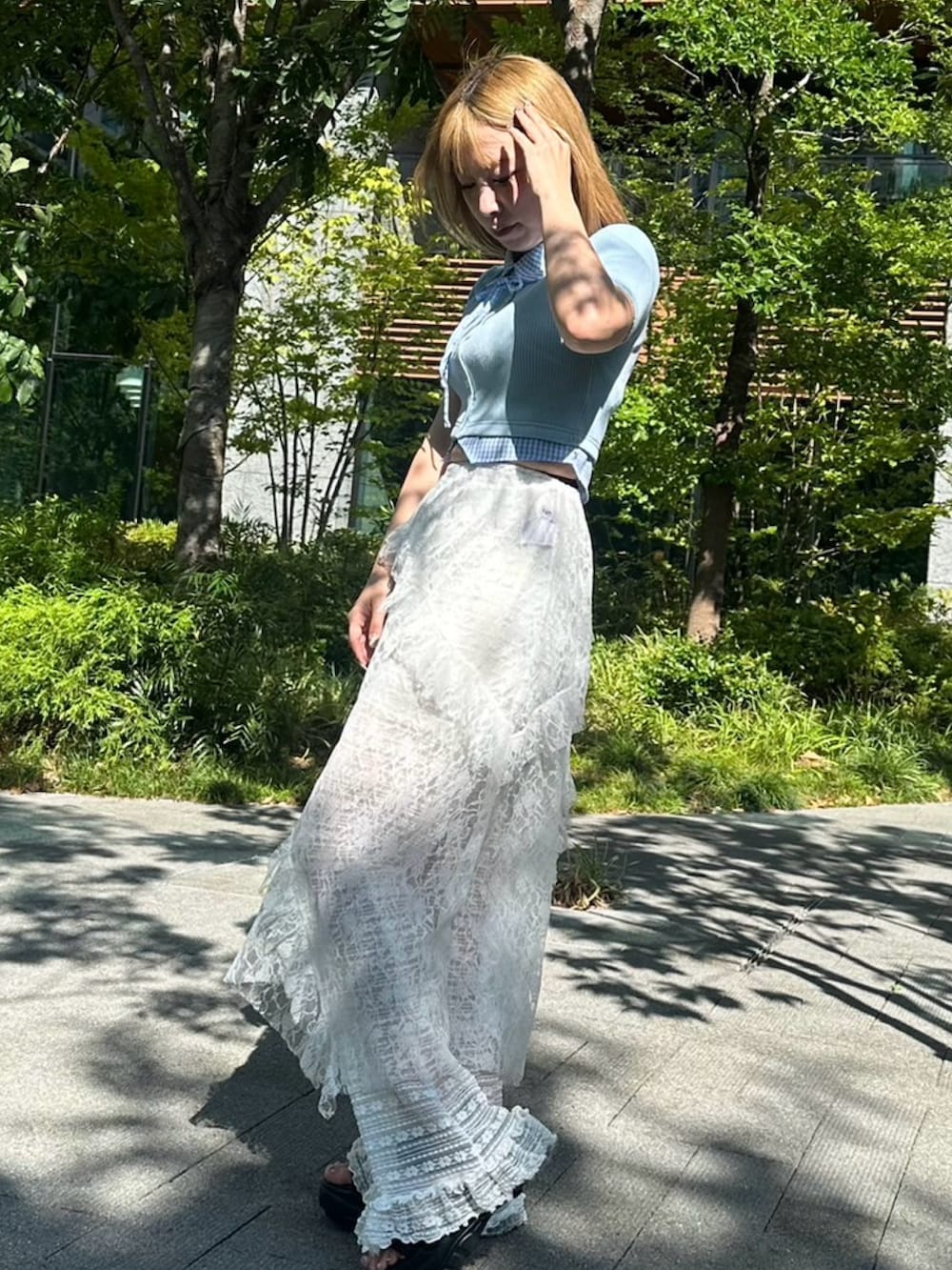 ブルー系のカーディガン/ボレロ、ホワイト系のスカート、ホワイト系のその他パンツを着用したレディースの夏コーディネートの7枚目の写真
