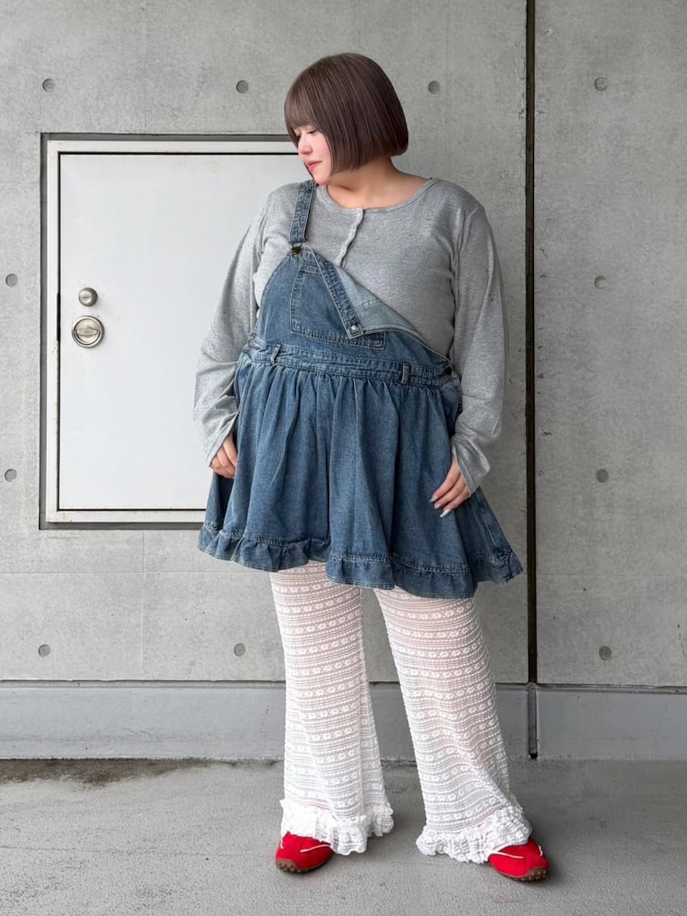 ホワイト系のその他パンツ、ブルー系のジャンパースカート、グレー系のカーディガン/ボレロを着用したレディースの秋コーディネートの3枚目の写真