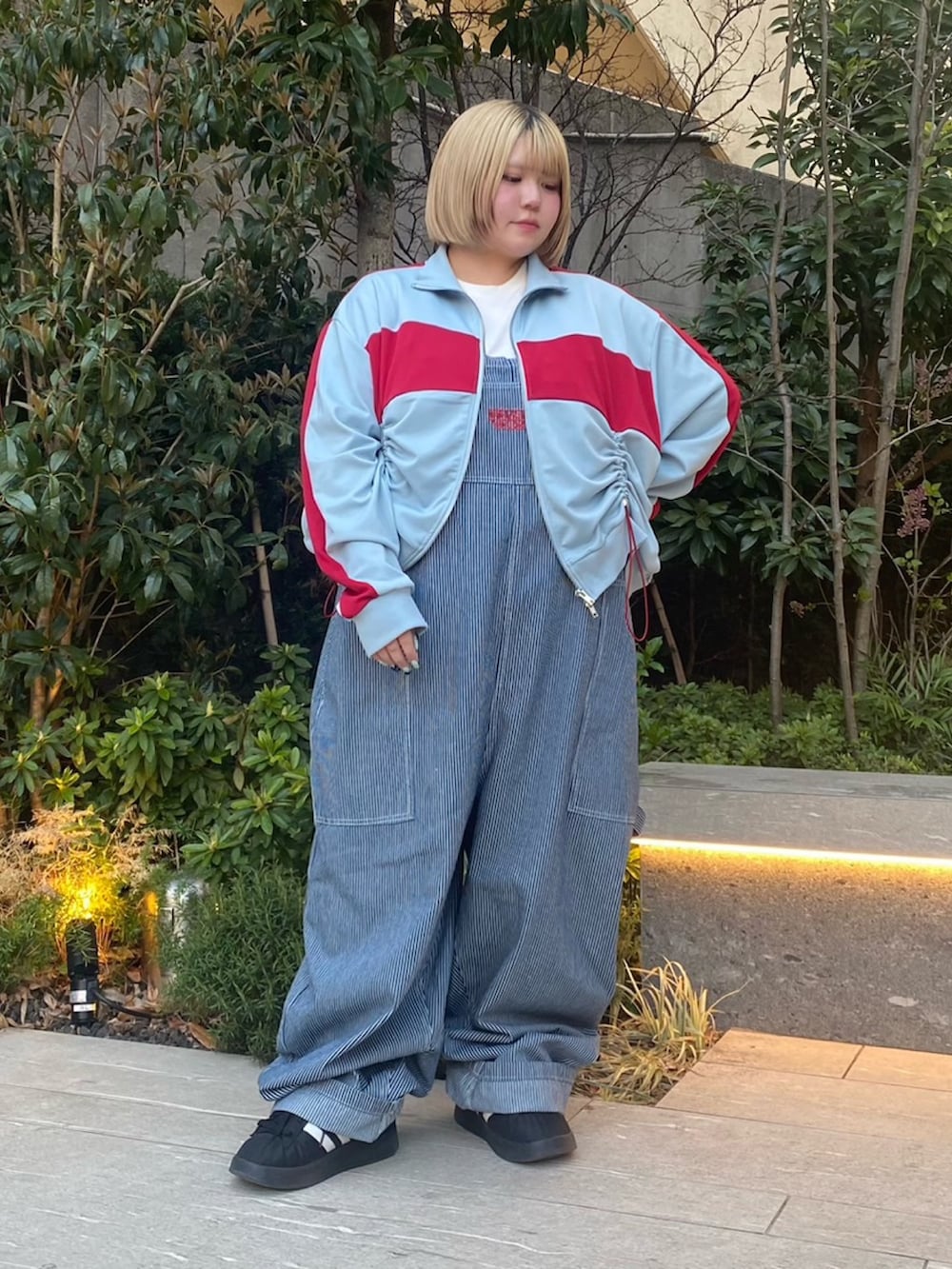 その他のサロペット/オーバーオール、ブルー系のジャージ、ホワイト系のTシャツ/カットソーを着用したレディースの春コーディネートの2枚目の写真