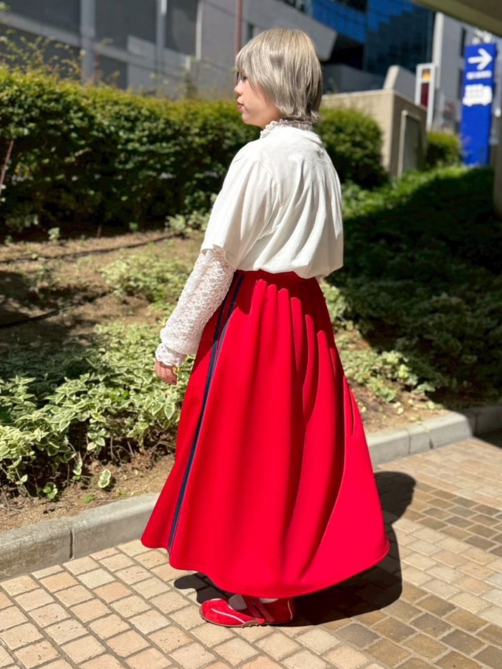 レッド系のスカート、ホワイト系のTシャツ/カットソー、ホワイト系のTシャツ/カットソーを着用したレディースの夏コーディネートの6枚目の写真