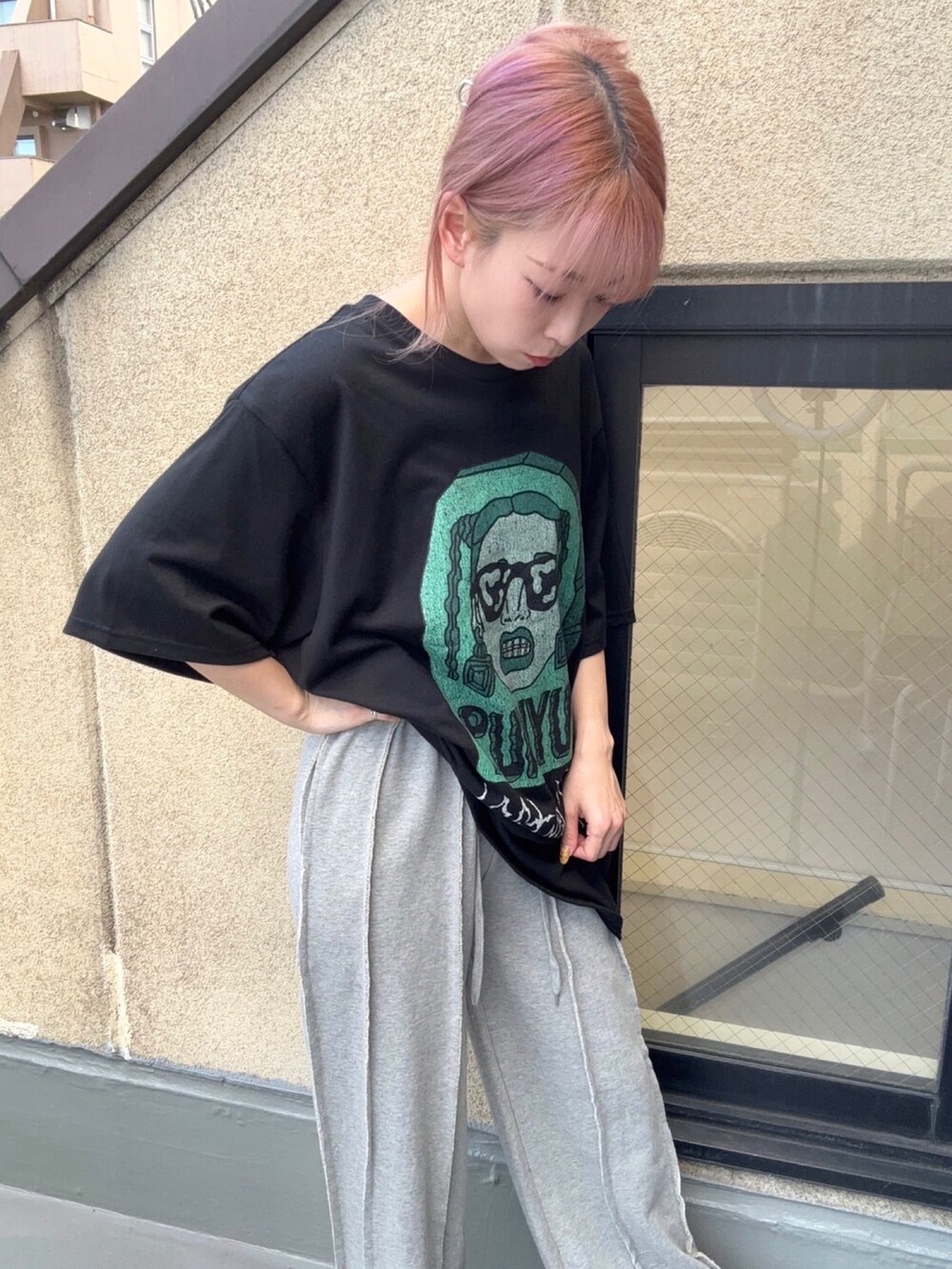 ブラック系のTシャツ/カットソー、グレー系のスウェットパンツを着用したレディースの秋コーディネートの3枚目の写真