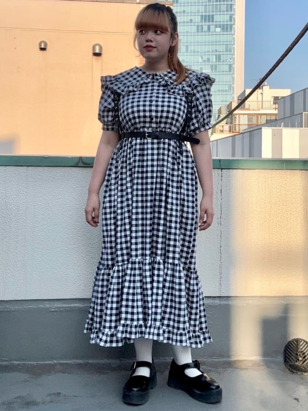 ブラック系のワンピース、ブラック系のベルトを着用したレディースの夏コーディネートの2枚目の写真