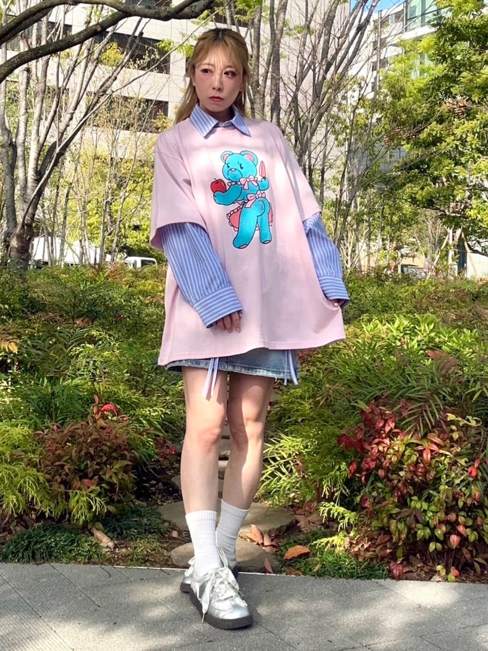 ピンク系のTシャツ/カットソー、ブルー系のシャツ/ブラウス、ブルー系のデニムスカートを着用したレディースの春コーディネートの2枚目の写真