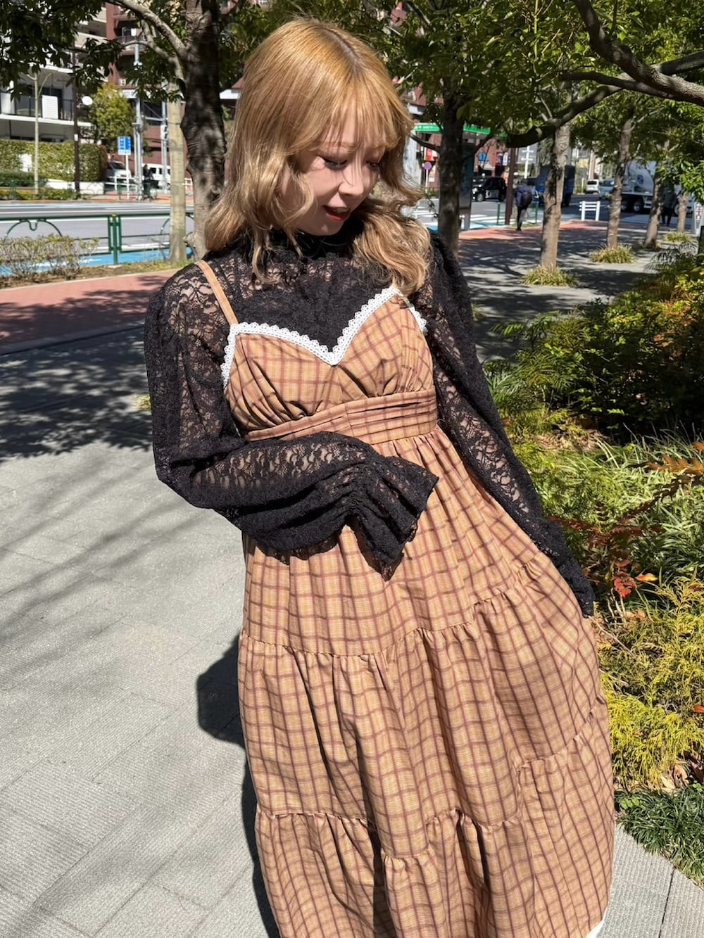 ブラウン系のワンピース、ブラック系のTシャツ/カットソーを着用したレディースの春コーディネートの5枚目の写真