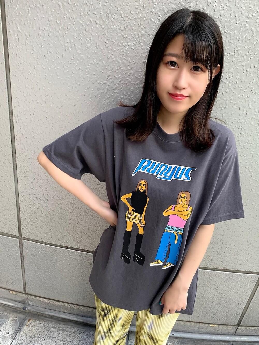 グリーン系のその他パンツ、ブラック系のTシャツ/カットソーを着用したレディースの夏コーディネートの2枚目の写真