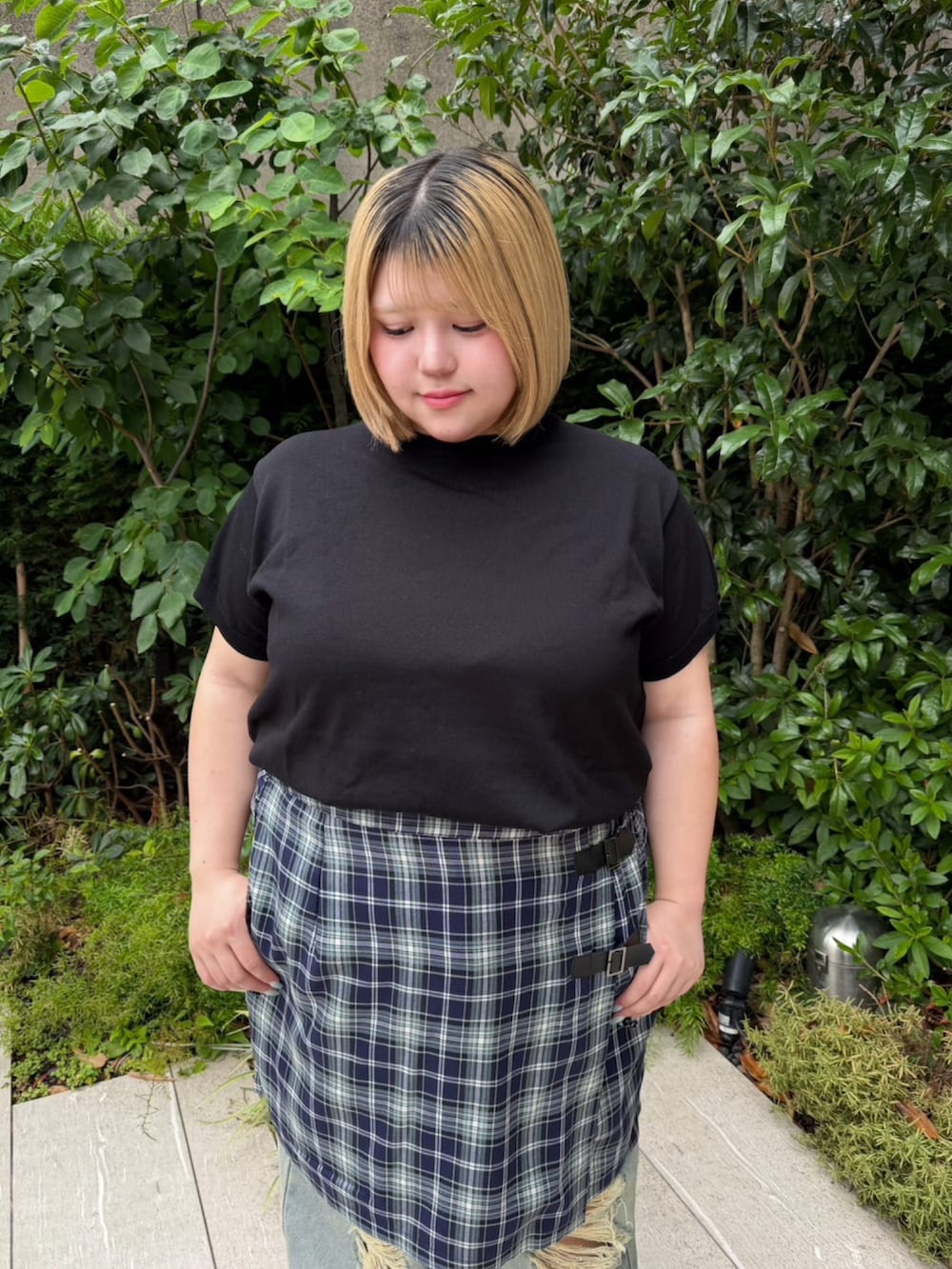 ブルー系のデニムパンツ、ブルー系のスカート、ブラック系のニット/セーターを着用したレディースの夏コーディネートの5枚目の写真
