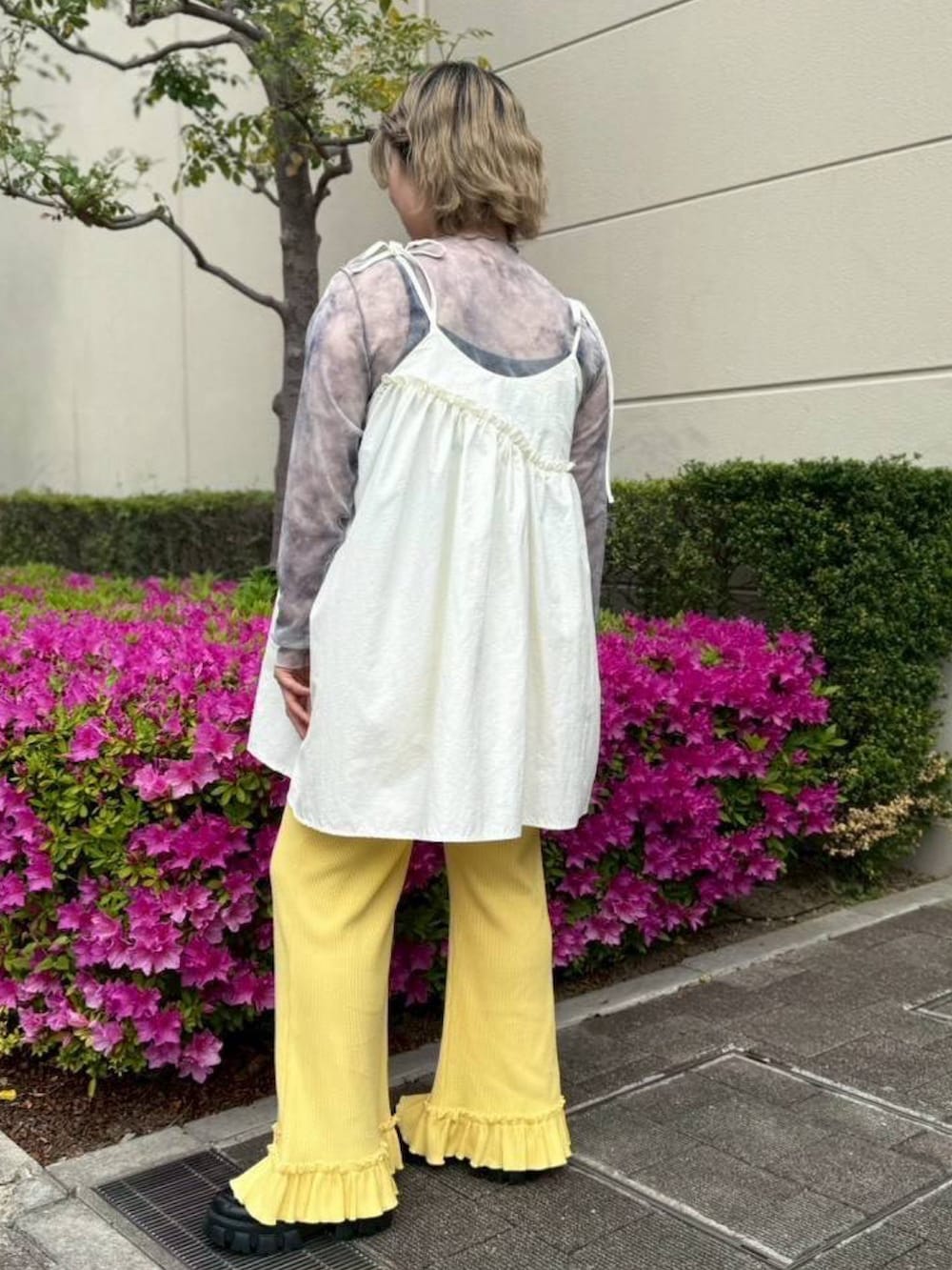 イエロー系のその他パンツ、ホワイト系のワンピース、グレー系のTシャツ/カットソーを着用したレディースの春コーディネートの5枚目の写真