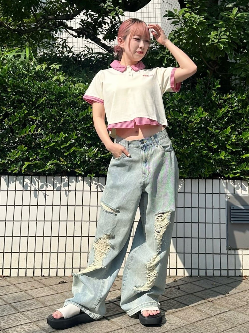 ブルー系のデニムパンツ、ホワイト系のTシャツ/カットソーを着用したレディースの夏コーディネートの3枚目の写真