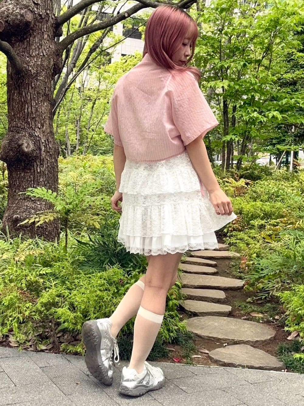 ホワイト系のスカート、ホワイト系のチュニック、ピンク系のシャツ/ブラウスを着用したレディースの夏コーディネートの4枚目の写真