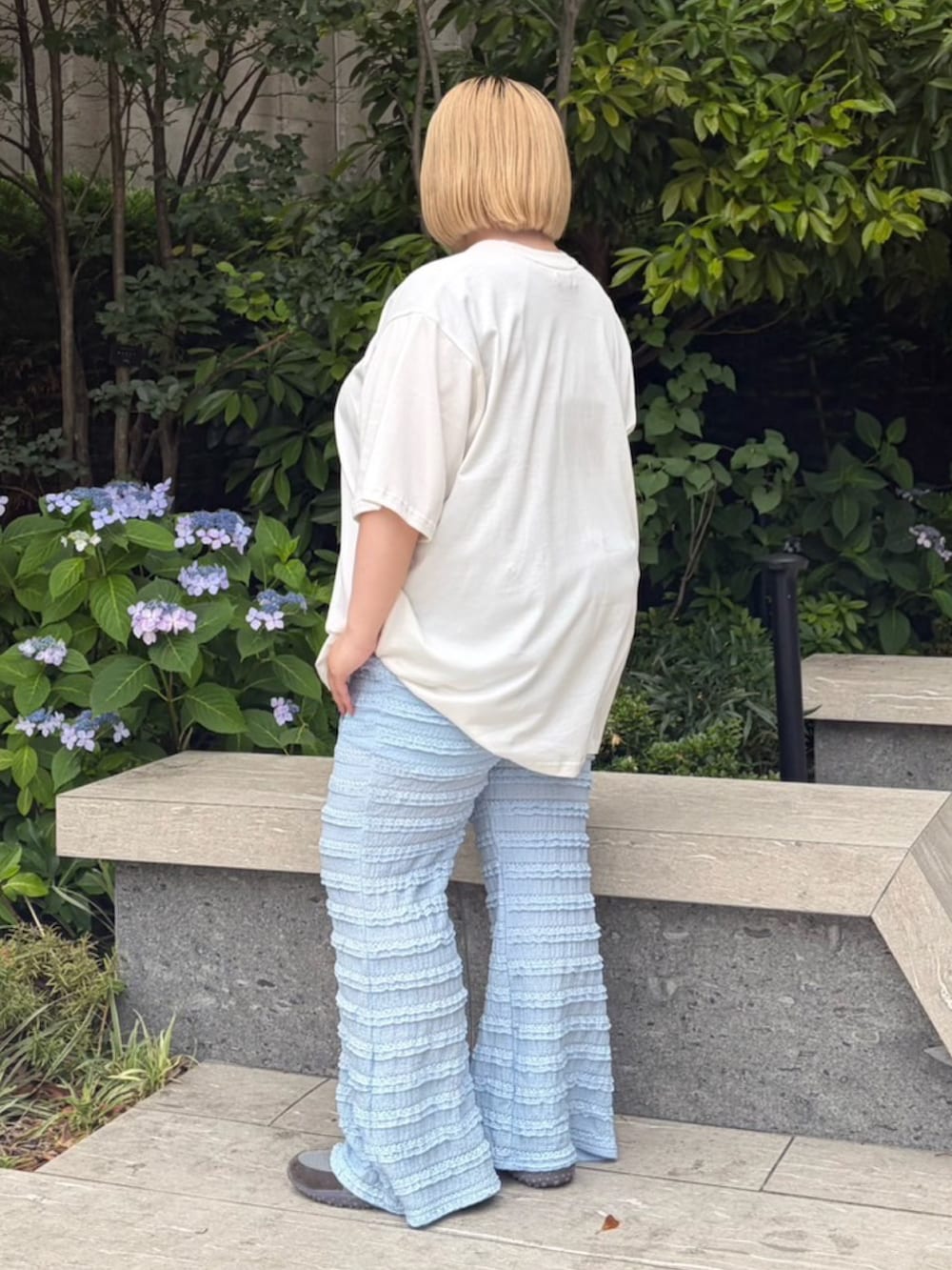 ブルー系のその他パンツ、ホワイト系のTシャツ/カットソーを着用したレディースの春コーディネートの3枚目の写真