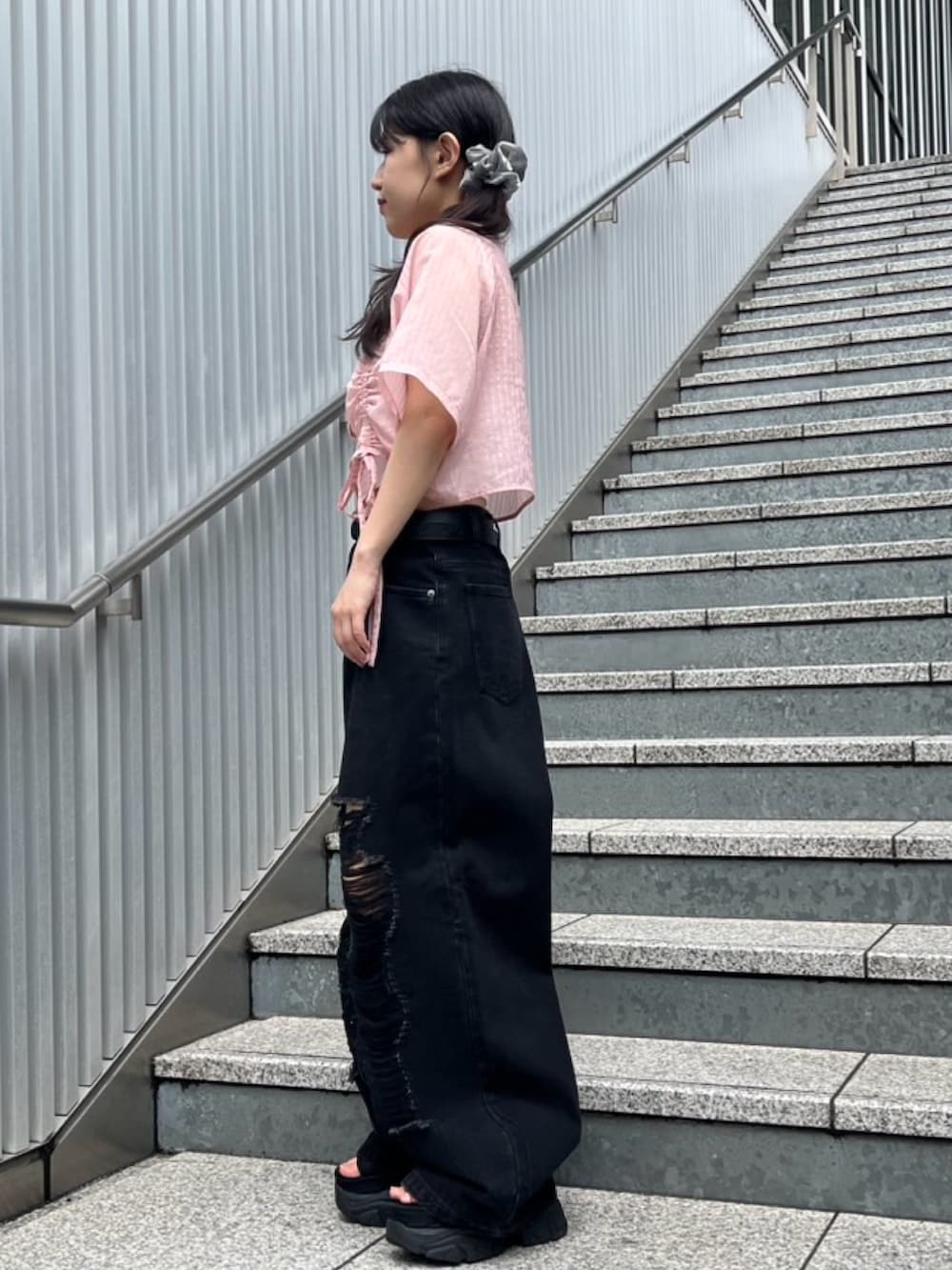 ブラック系のデニムパンツ、ピンク系のシャツ/ブラウスを着用したレディースの夏コーディネートの4枚目の写真