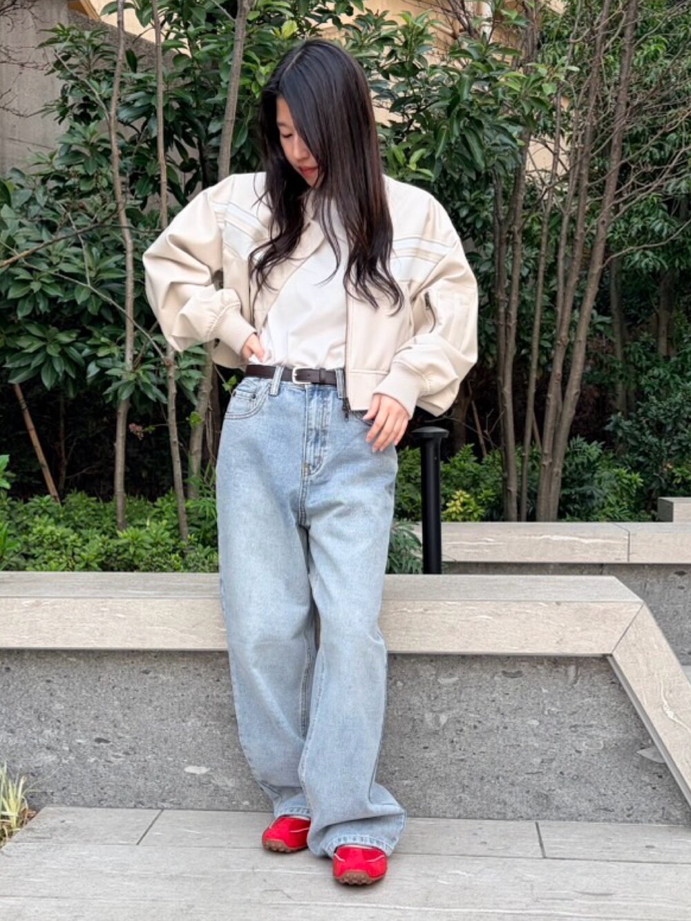 ブルー系のデニムパンツ、ホワイト系のブルゾン、ホワイト系のTシャツ/カットソーを着用したレディースの春コーディネートの2枚目の写真