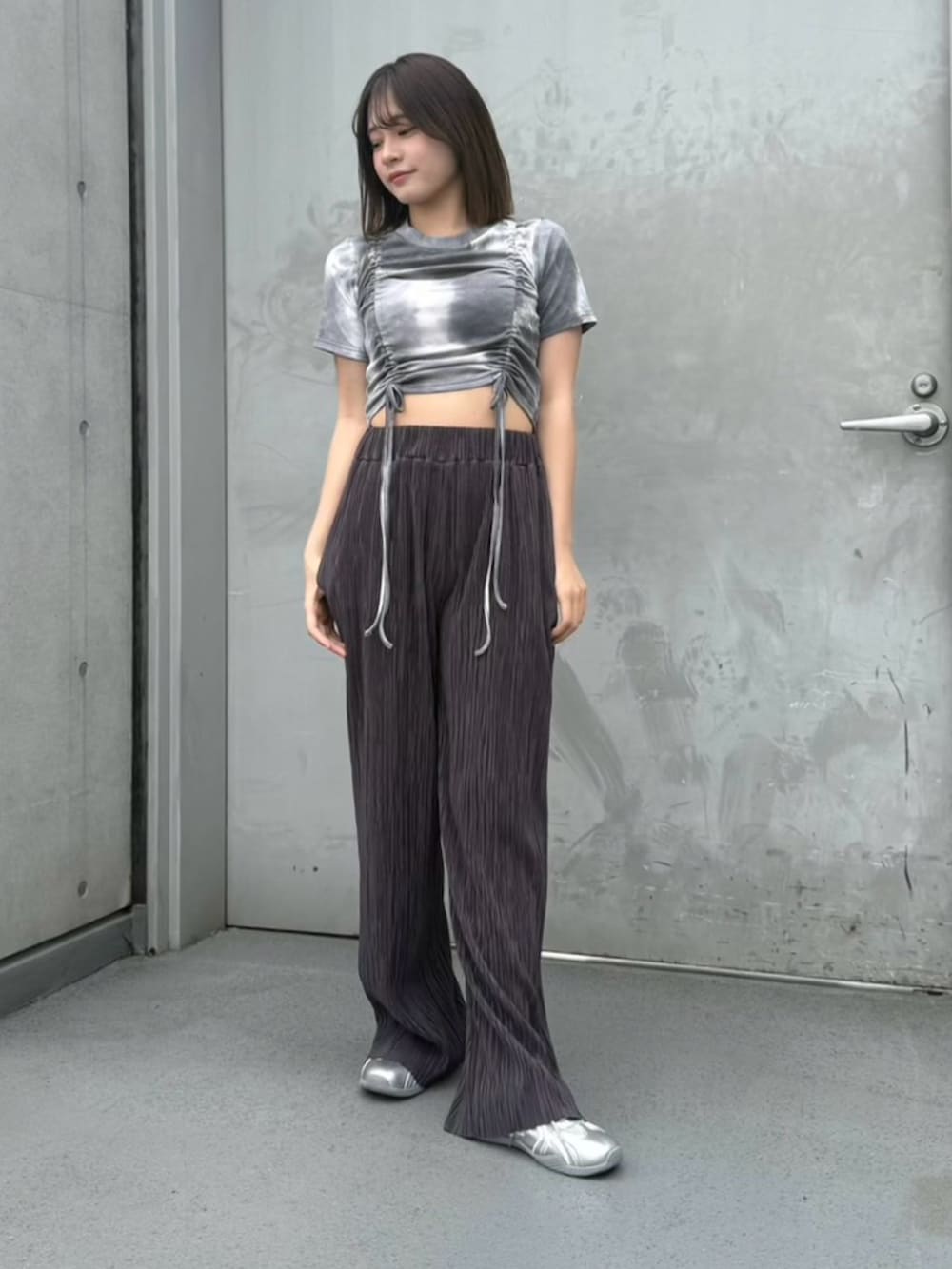 ブラック系のその他パンツ、ブラック系のTシャツ/カットソーを着用したレディースの春コーディネートの3枚目の写真