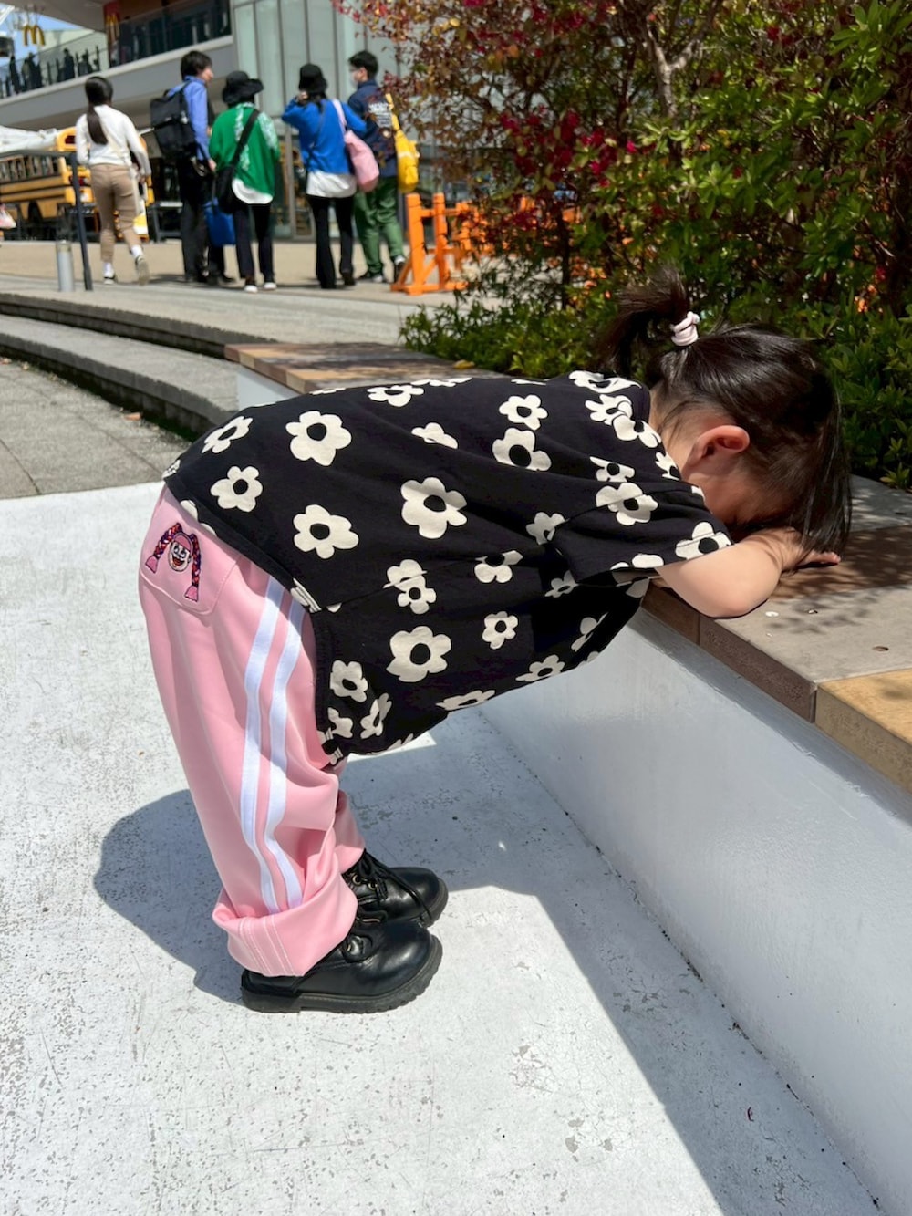 ピンク系のその他パンツを着用したレディースの春コーディネートの2枚目の写真