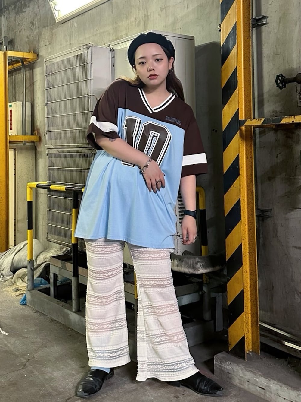 ブラウン系のTシャツ/カットソー、ホワイト系のその他パンツを着用したレディースの夏コーディネートの2枚目の写真