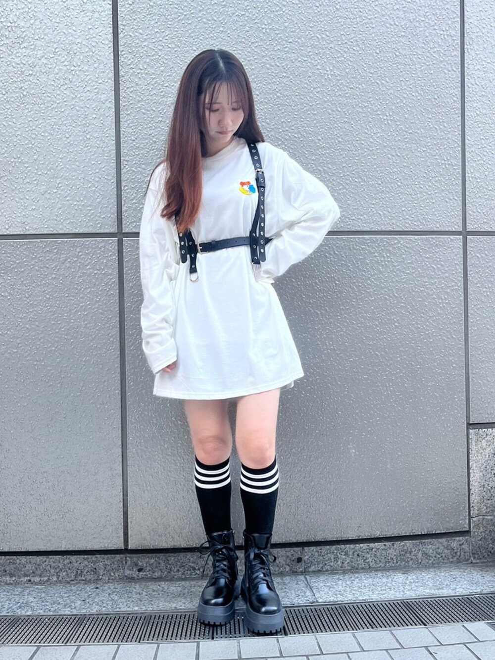 ホワイト系のTシャツ/カットソー、ブラック系のベルトを着用したレディースの秋コーディネートの3枚目の写真