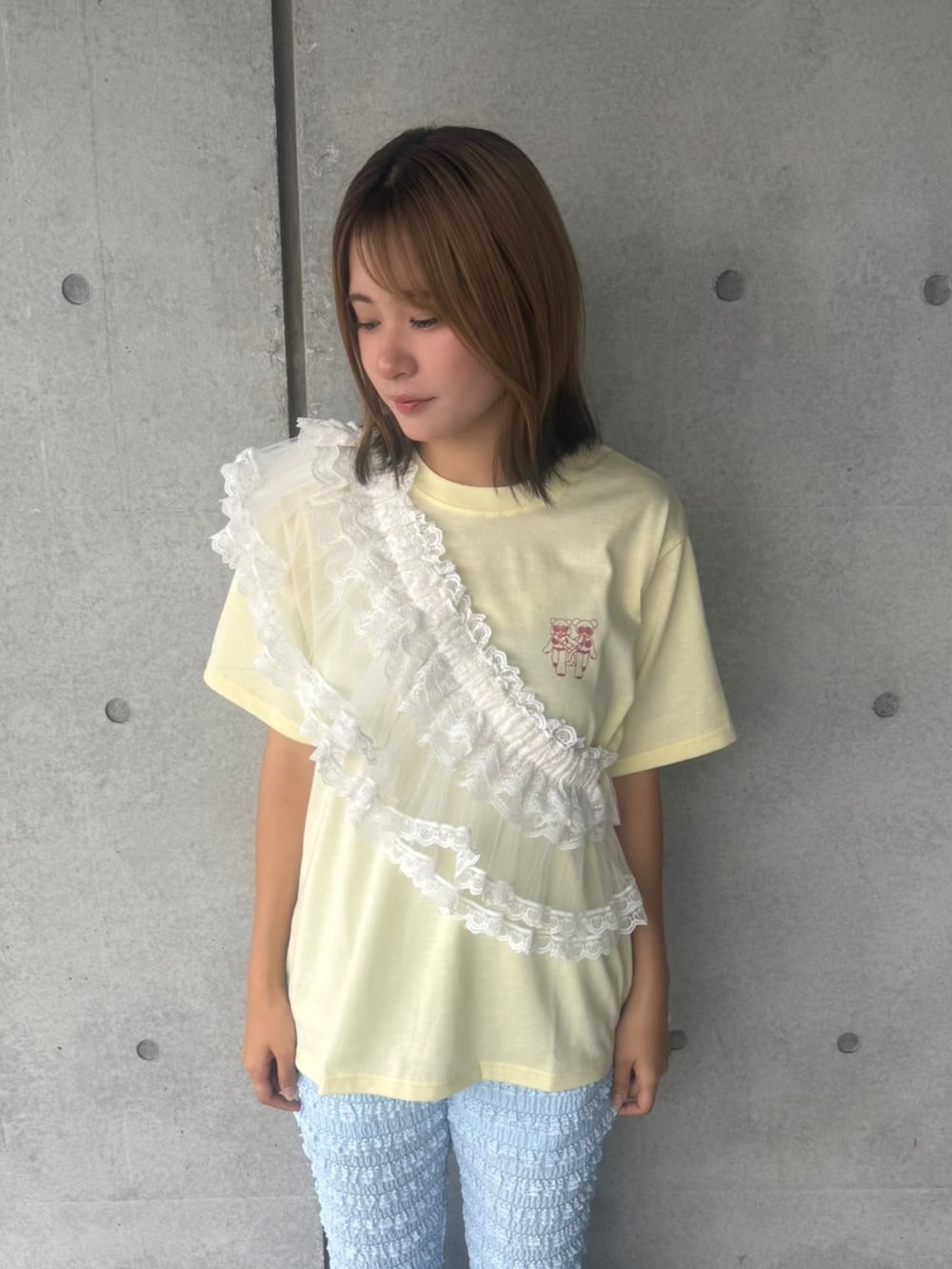 ブルー系のその他パンツ、イエロー系のTシャツ/カットソー、ホワイト系のスカートを着用したレディースの秋コーディネートの2枚目の写真