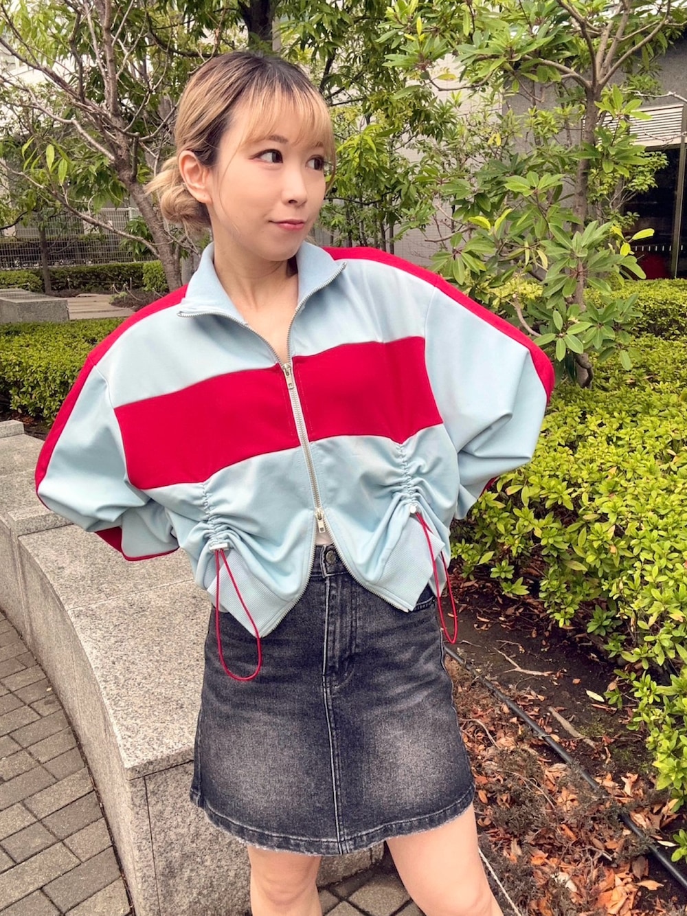 ブラック系のデニムスカート、ブルー系のジャージを着用したレディースの冬コーディネートの4枚目の写真