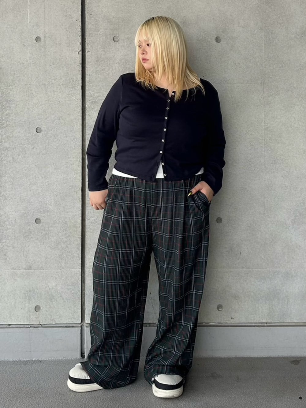 グリーン系のその他パンツ、ブルー系のカーディガン/ボレロを着用したレディースの冬コーディネートの2枚目の写真