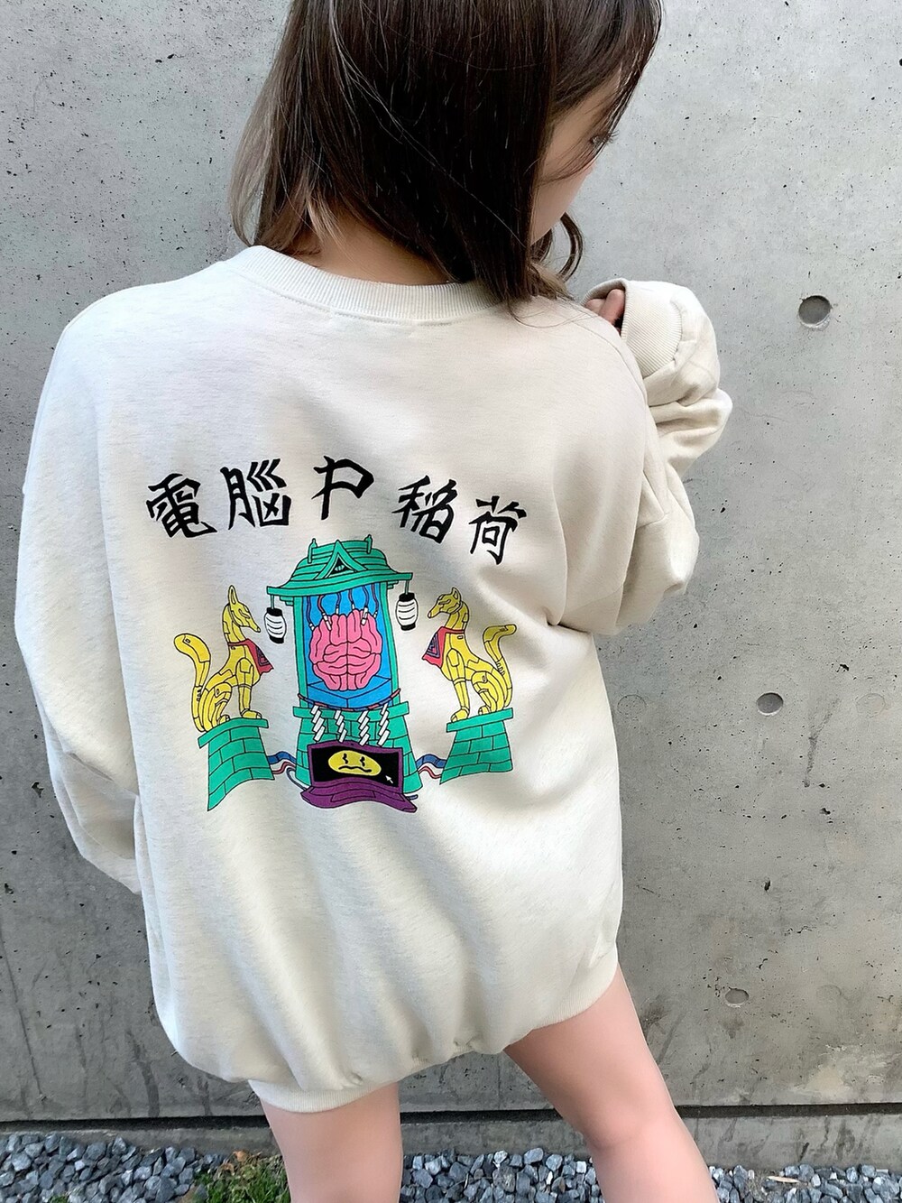 ブラック系のブーツ、ベージュ系のスウェットを着用したレディースの冬コーディネートの2枚目の写真