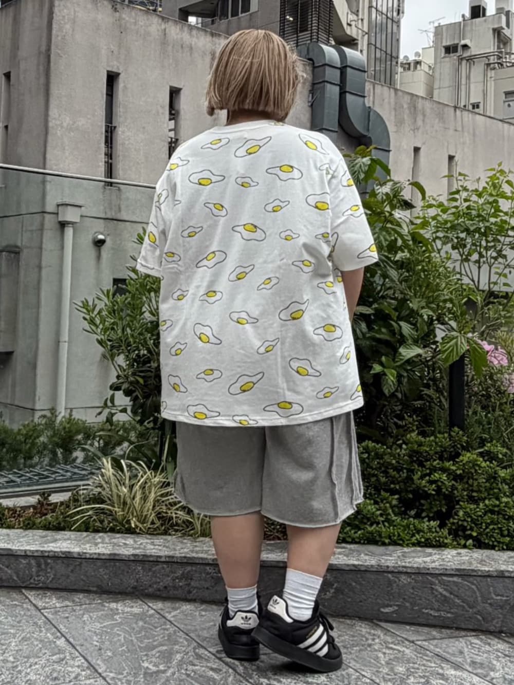 ホワイト系のTシャツ/カットソー、グレー系のスウェットパンツを着用したレディースの春コーディネートの4枚目の写真