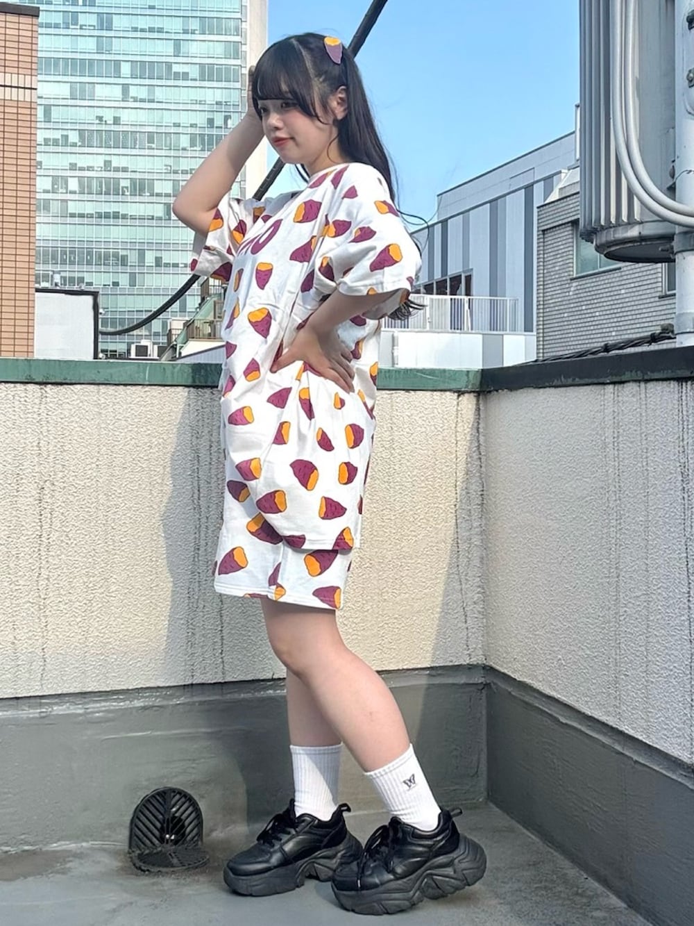 パープル系のスウェットパンツ、パープル系のTシャツ/カットソーを着用したレディースの夏コーディネートの4枚目の写真