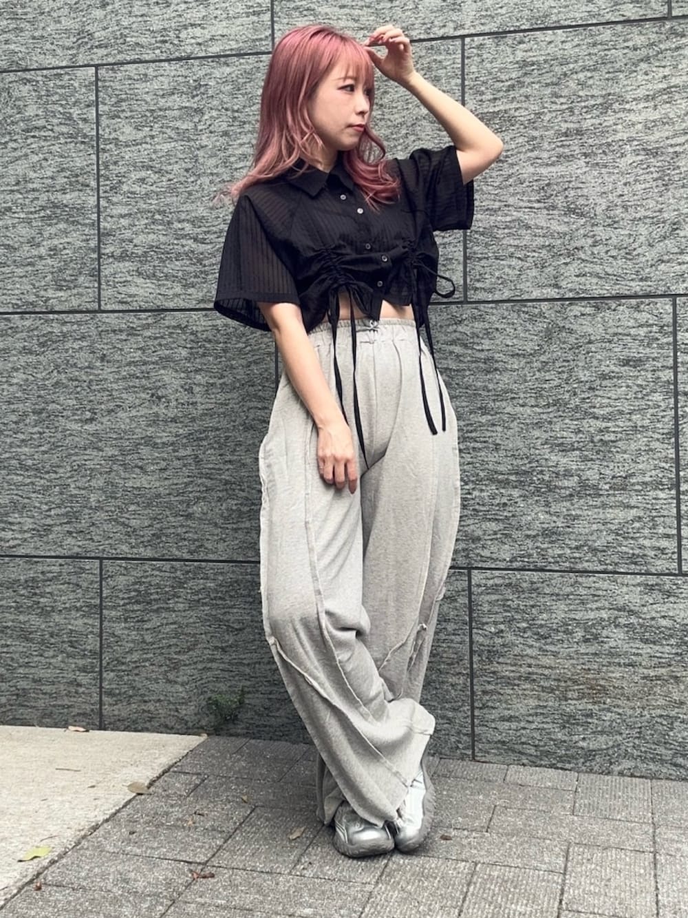 グレー系のスウェットパンツ、ブラック系のシャツ/ブラウスを着用したレディースの夏コーディネートの2枚目の写真