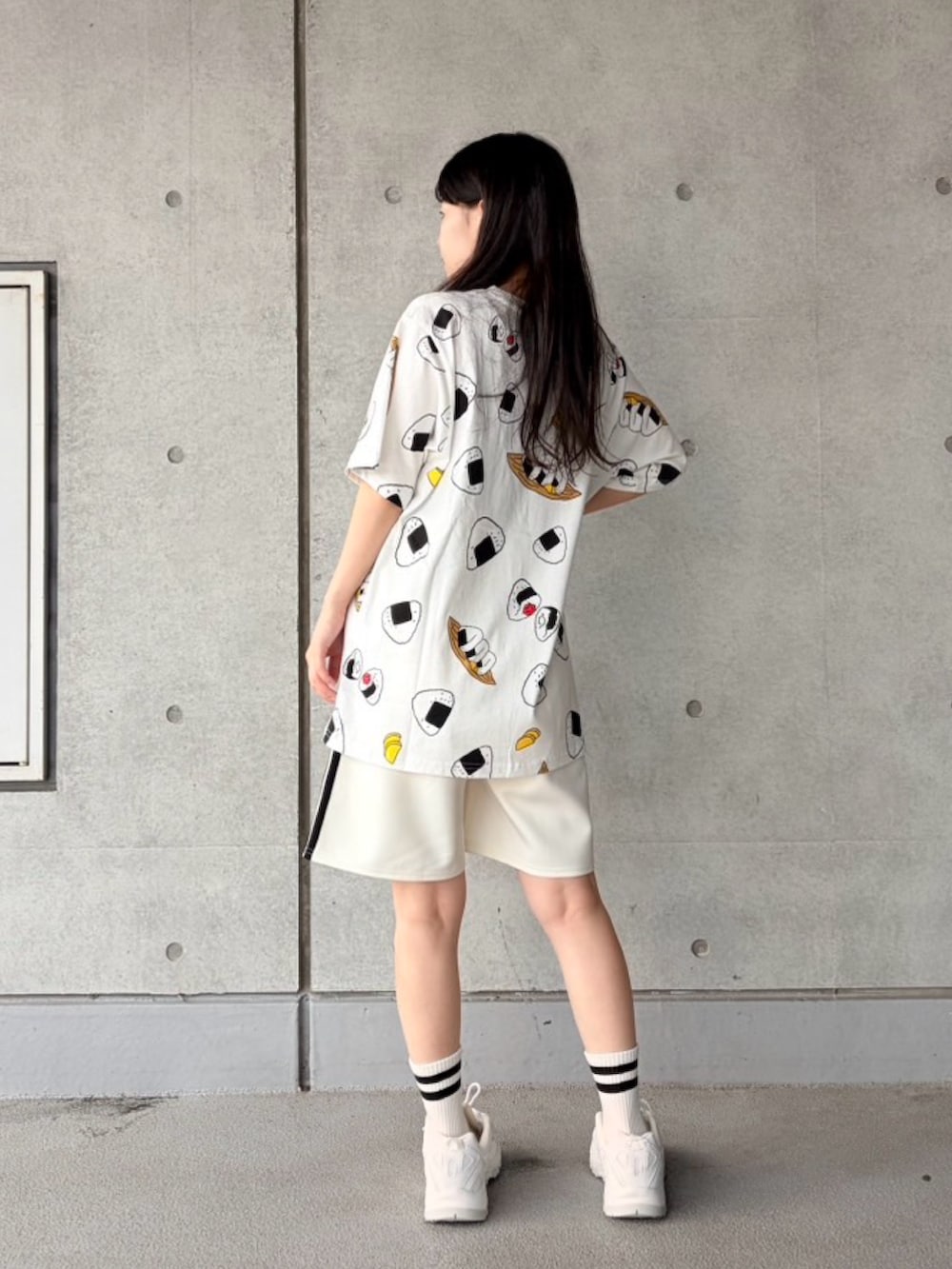 ブラック系のTシャツ/カットソー、ホワイト系のその他パンツ、ブラック系のソックス/靴下を着用したレディースの夏コーディネートの6枚目の写真