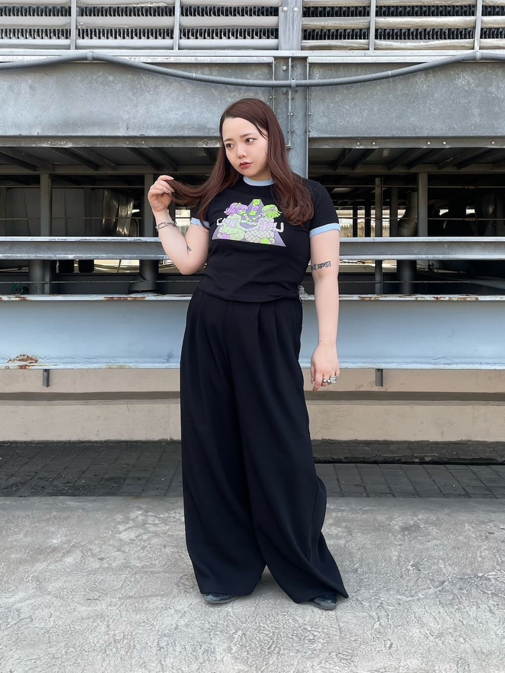 ブラック系のTシャツ/カットソー、ブラック系のその他パンツを着用したレディースの夏コーディネートの2枚目の写真