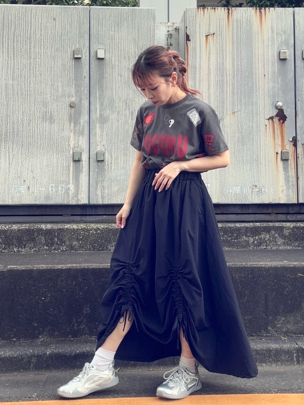 ブラック系のスカート、ブラック系のTシャツ/カットソーを着用したレディースの夏コーディネートの4枚目の写真