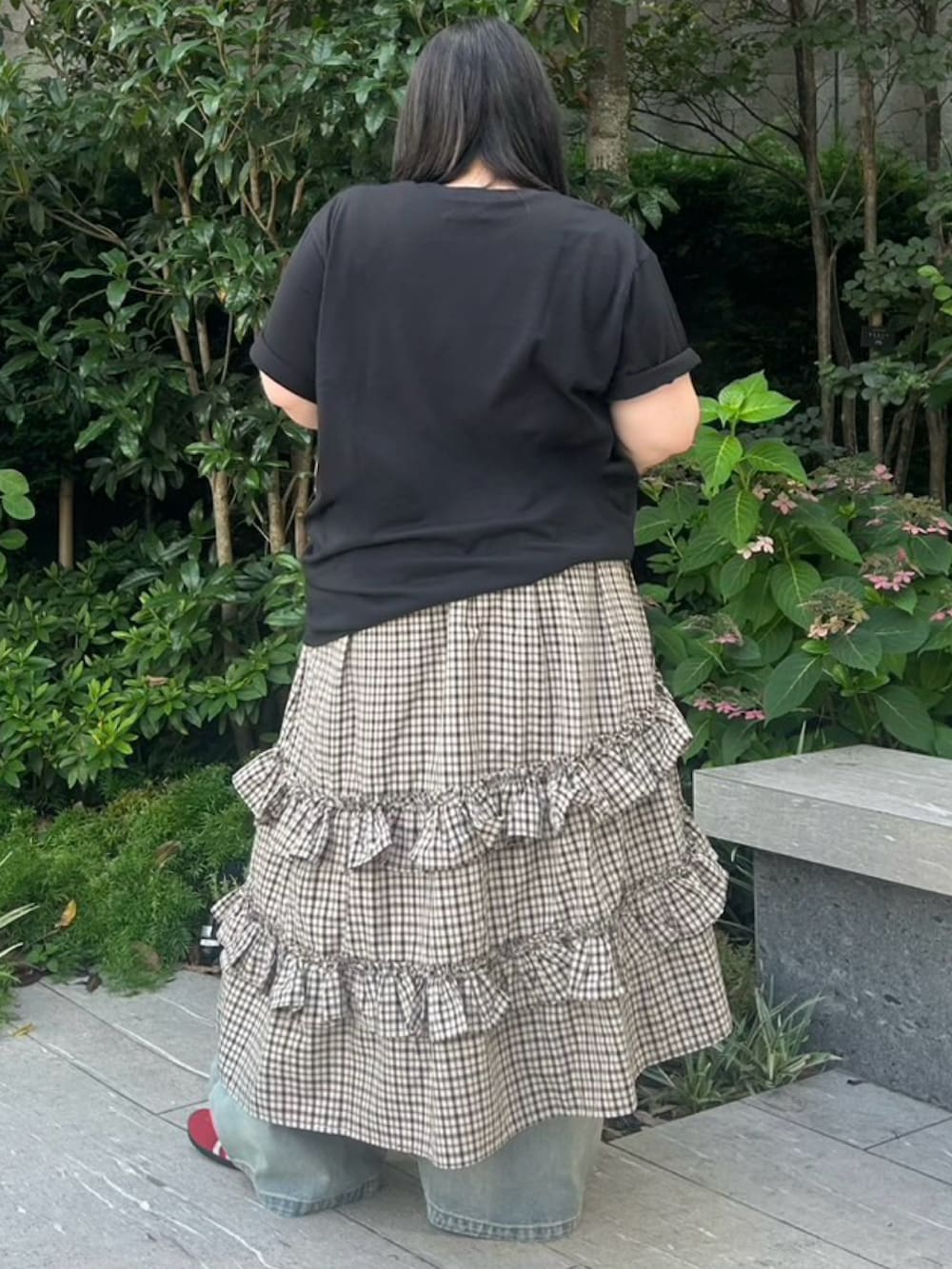 ベージュ系のスカート、ブラック系のTシャツ/カットソー、ブルー系のデニムパンツを着用したレディースの夏コーディネートの4枚目の写真