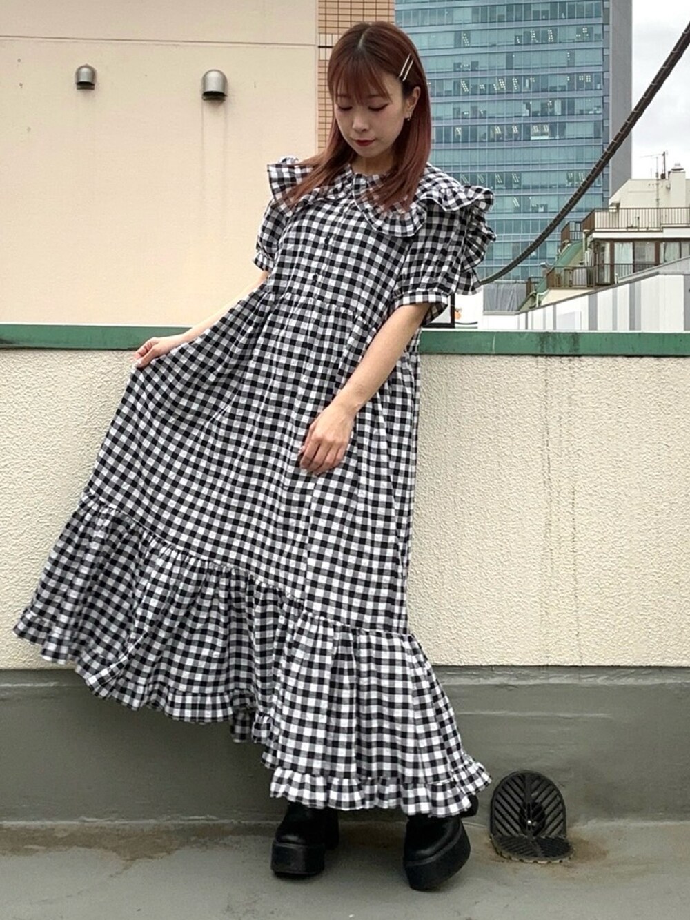 ブラック系のワンピースを着用したレディースの春コーディネートの2枚目の写真