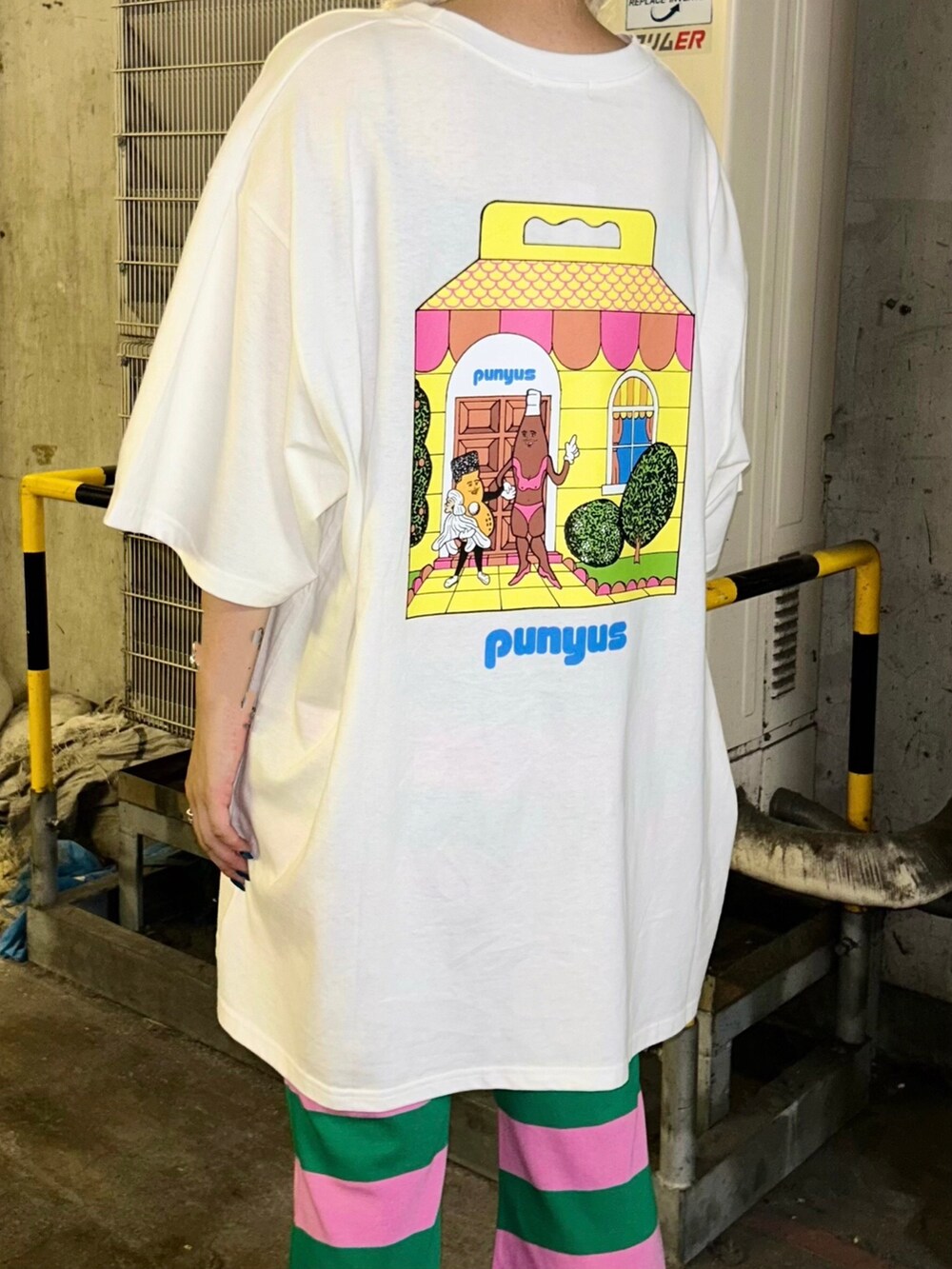 ホワイト系のTシャツ/カットソー、ピンク系のスウェットパンツ、ブラック系のサンダルを着用したレディースの夏コーディネートの3枚目の写真