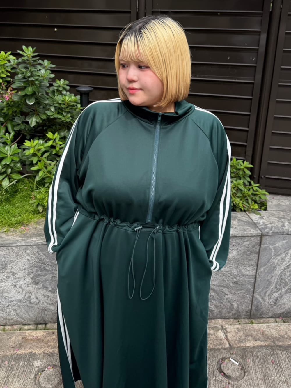 グリーン系のワンピースを着用したレディースの秋コーディネートの5枚目の写真