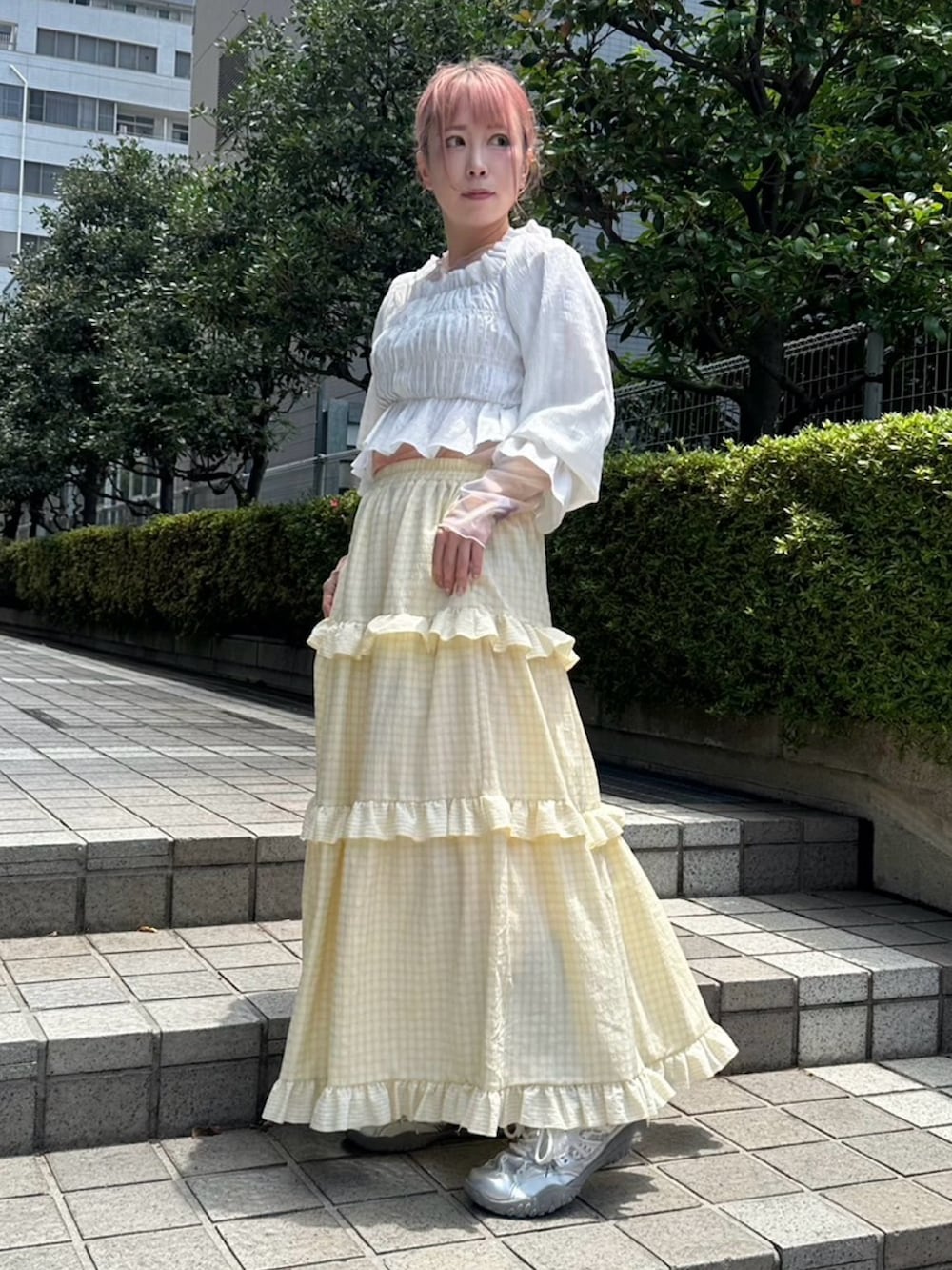 イエロー系のスカート、ホワイト系のシャツ/ブラウスを着用したレディースの夏コーディネートの3枚目の写真