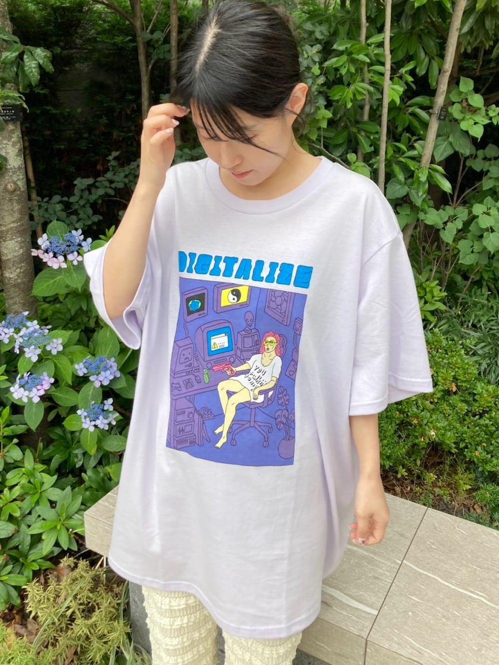 パープル系のTシャツ/カットソー、イエロー系のその他パンツを着用したレディースの夏コーディネートの2枚目の写真