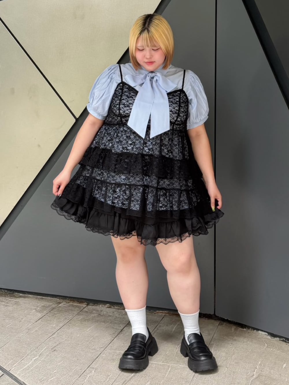 ブラック系のワンピース、ブルー系のシャツ/ブラウスを着用したレディースの夏コーディネートの2枚目の写真