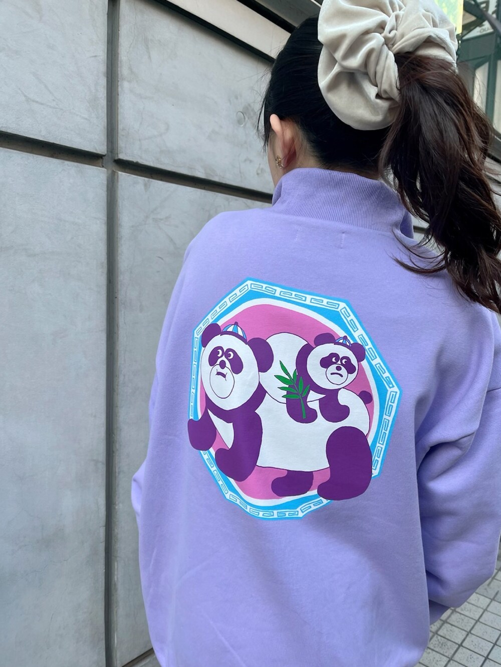 ブラック系のブーツ、ホワイト系のTシャツ/カットソー、パープル系のスウェットを着用したレディースの冬コーディネートの3枚目の写真