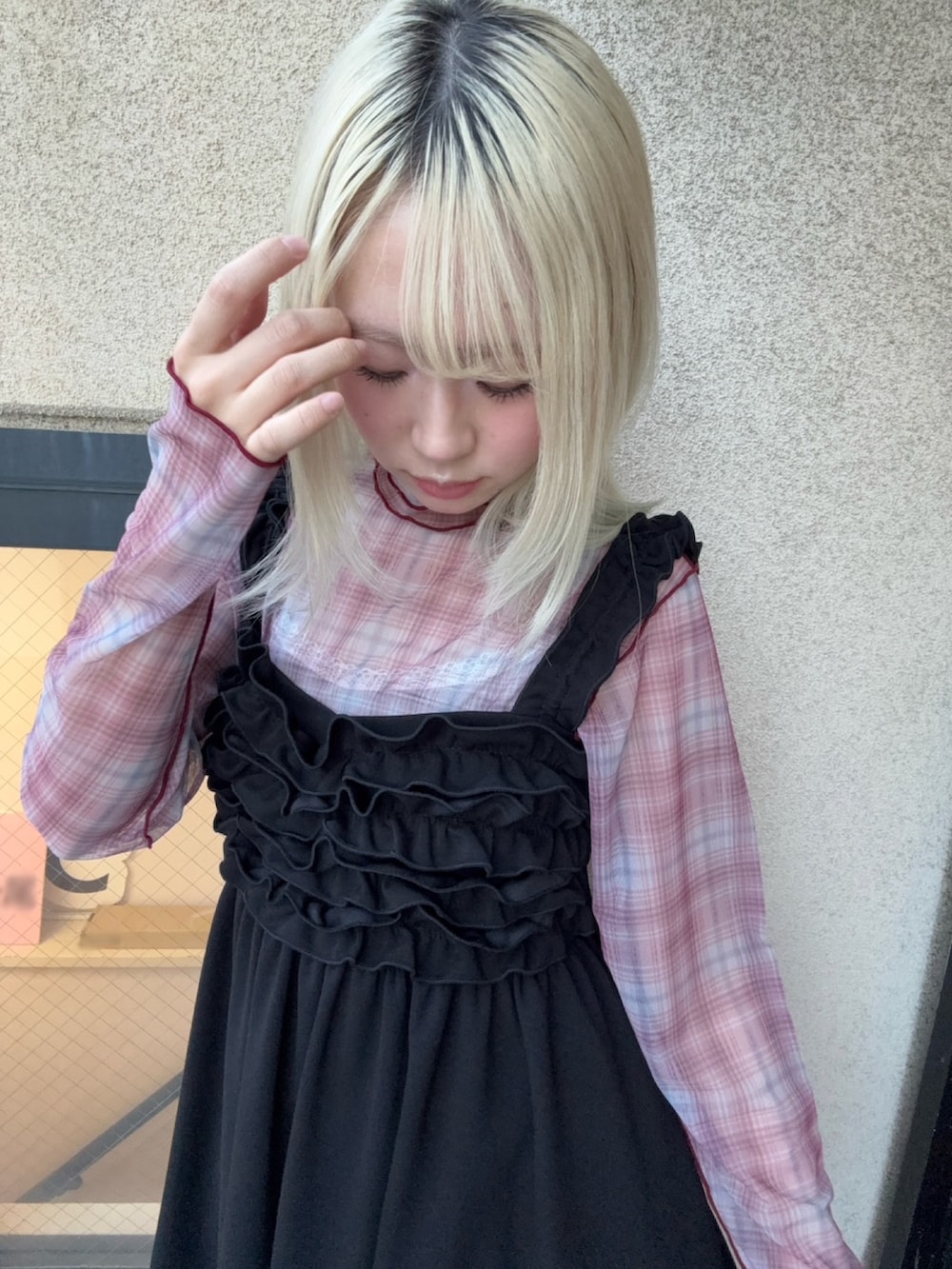 レッド系のスカート、ブラック系のワンピース、レッド系のTシャツ/カットソーを着用したレディースの秋コーディネートの5枚目の写真