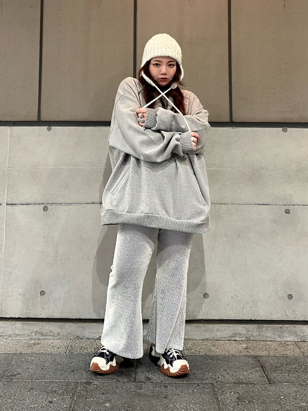 グレー系のスウェット、ホワイト系のその他パンツ、ホワイト系のキャップを着用したレディースの春コーディネートの2枚目の写真