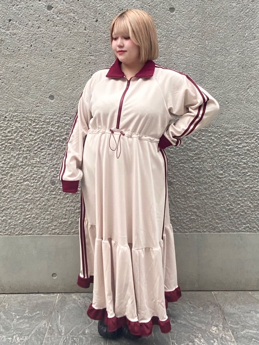 ベージュ系のワンピースを着用したレディースの秋コーディネートの3枚目の写真