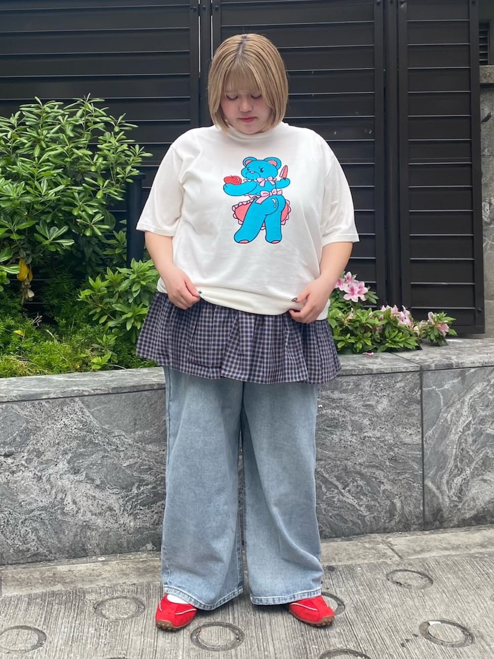 ブルー系のデニムパンツ、ブルー系のスカート、ホワイト系のTシャツ/カットソーを着用したレディースの春コーディネートの2枚目の写真