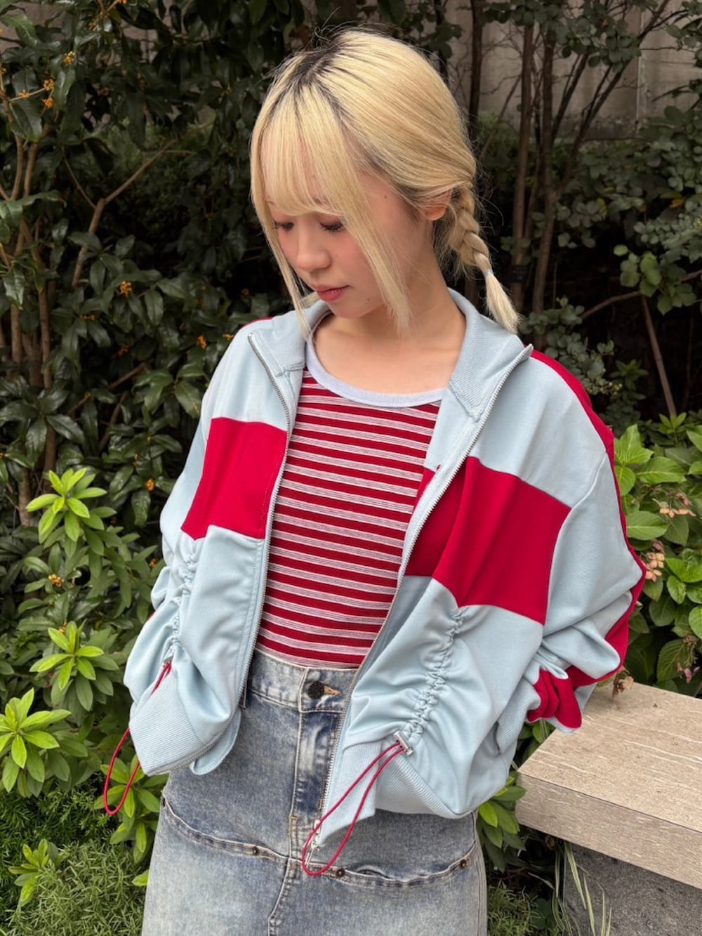 ブルー系のスカート、ブルー系のジャージ、レッド系のTシャツ/カットソーを着用したレディースの秋コーディネートの3枚目の写真