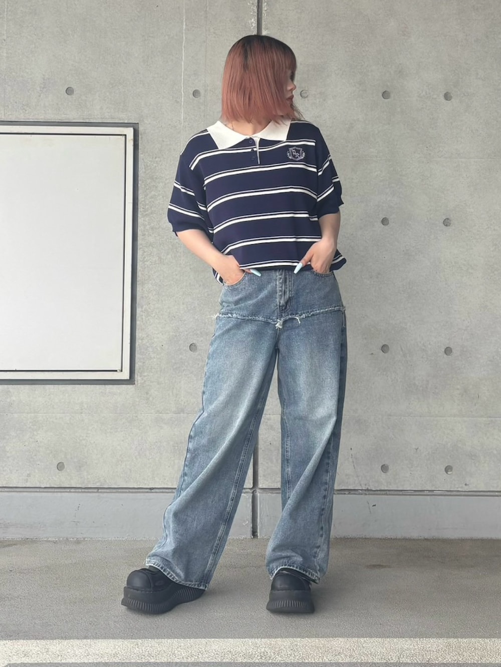 ブルー系のデニムパンツ、ブルー系のポロシャツを着用したレディースの夏コーディネートの2枚目の写真