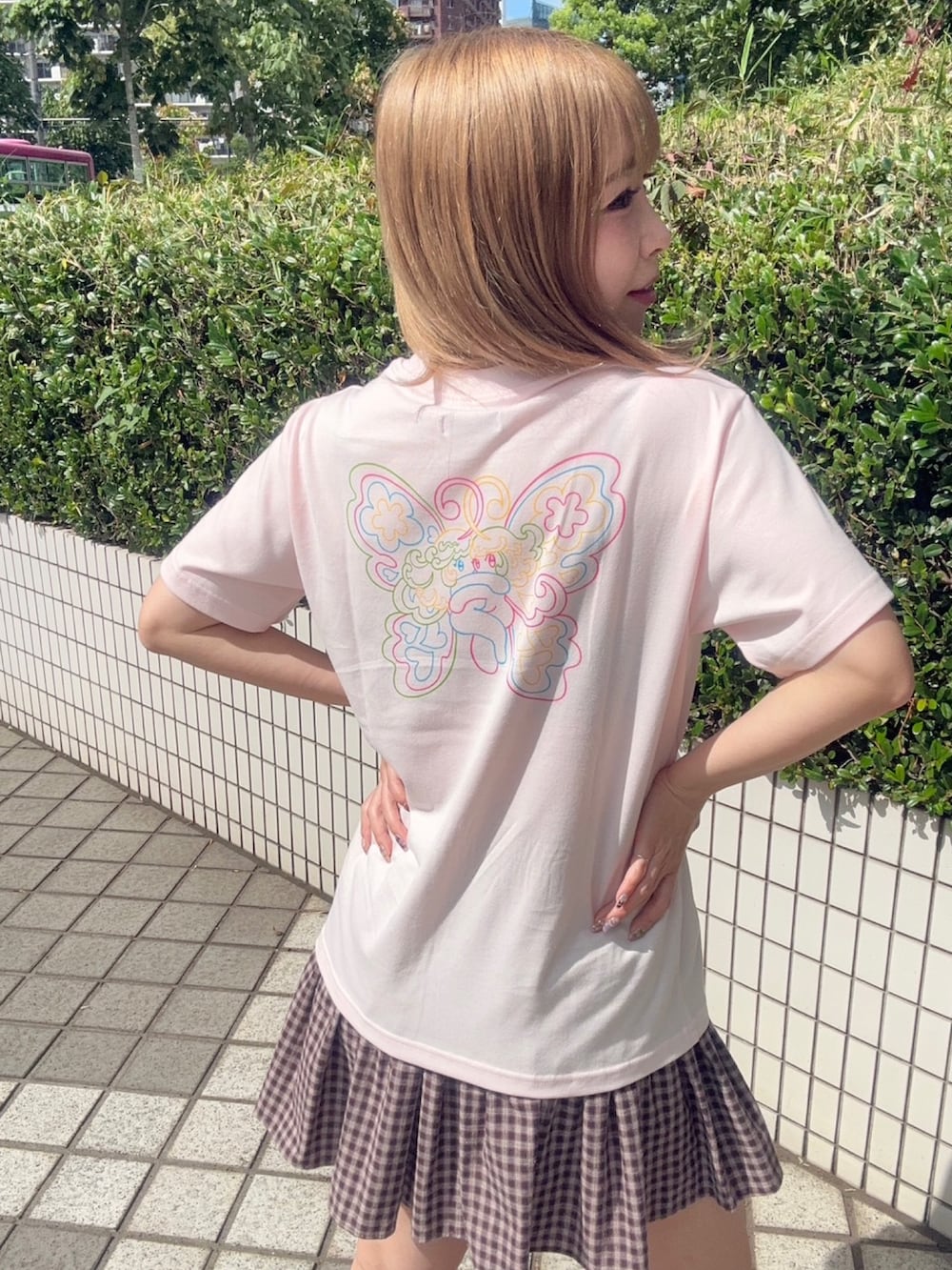 ブラウン系のスカート、ピンク系のTシャツ/カットソーを着用したレディースの夏コーディネートの6枚目の写真