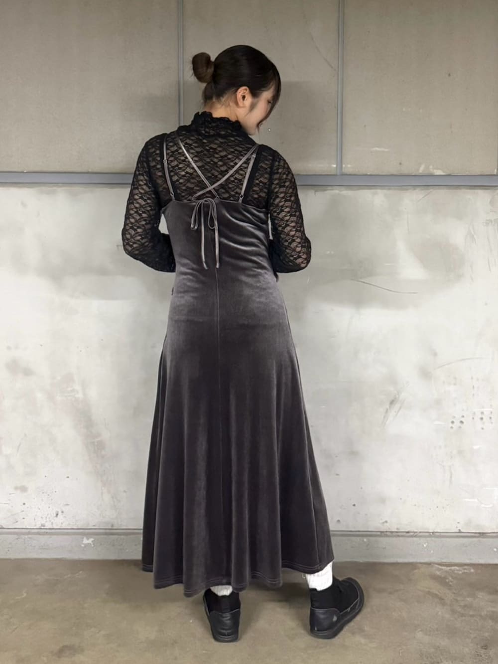 グレー系のワンピース、ブラック系のTシャツ/カットソーを着用したレディースの春コーディネートの3枚目の写真