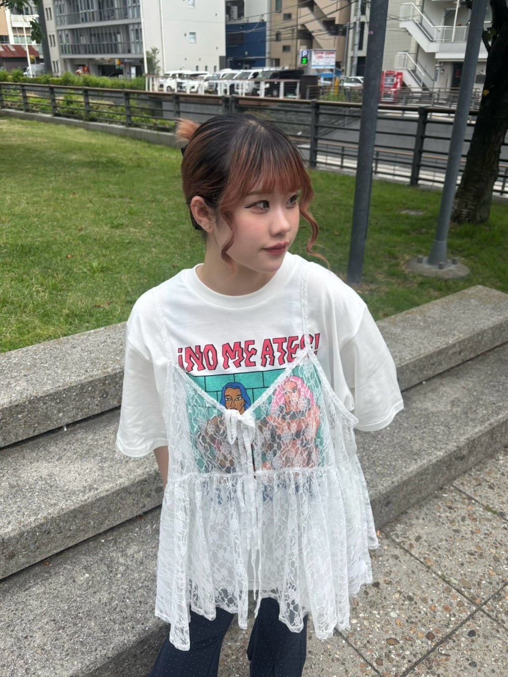 ホワイト系のチュニック、ホワイト系のTシャツ/カットソー、ブルー系のデニムパンツを着用したレディースの夏コーディネートの5枚目の写真