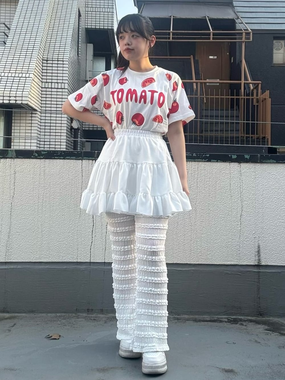 ホワイト系のその他パンツ、ホワイト系のスカート、レッド系のTシャツ/カットソーを着用したレディースの春コーディネートの3枚目の写真