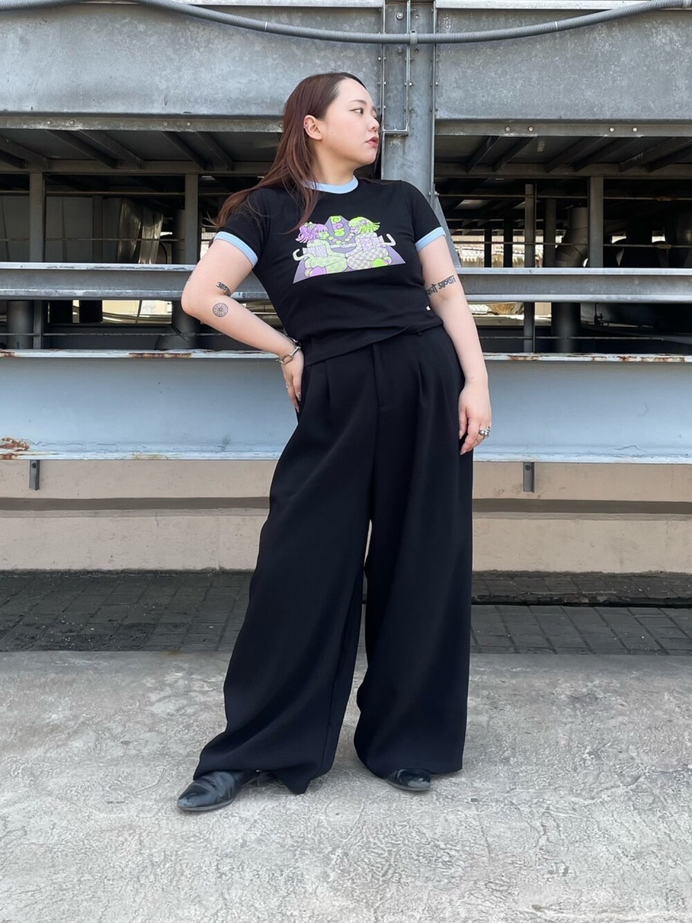 ブラック系のTシャツ/カットソー、ブラック系のその他パンツを着用したレディースの夏コーディネートの3枚目の写真